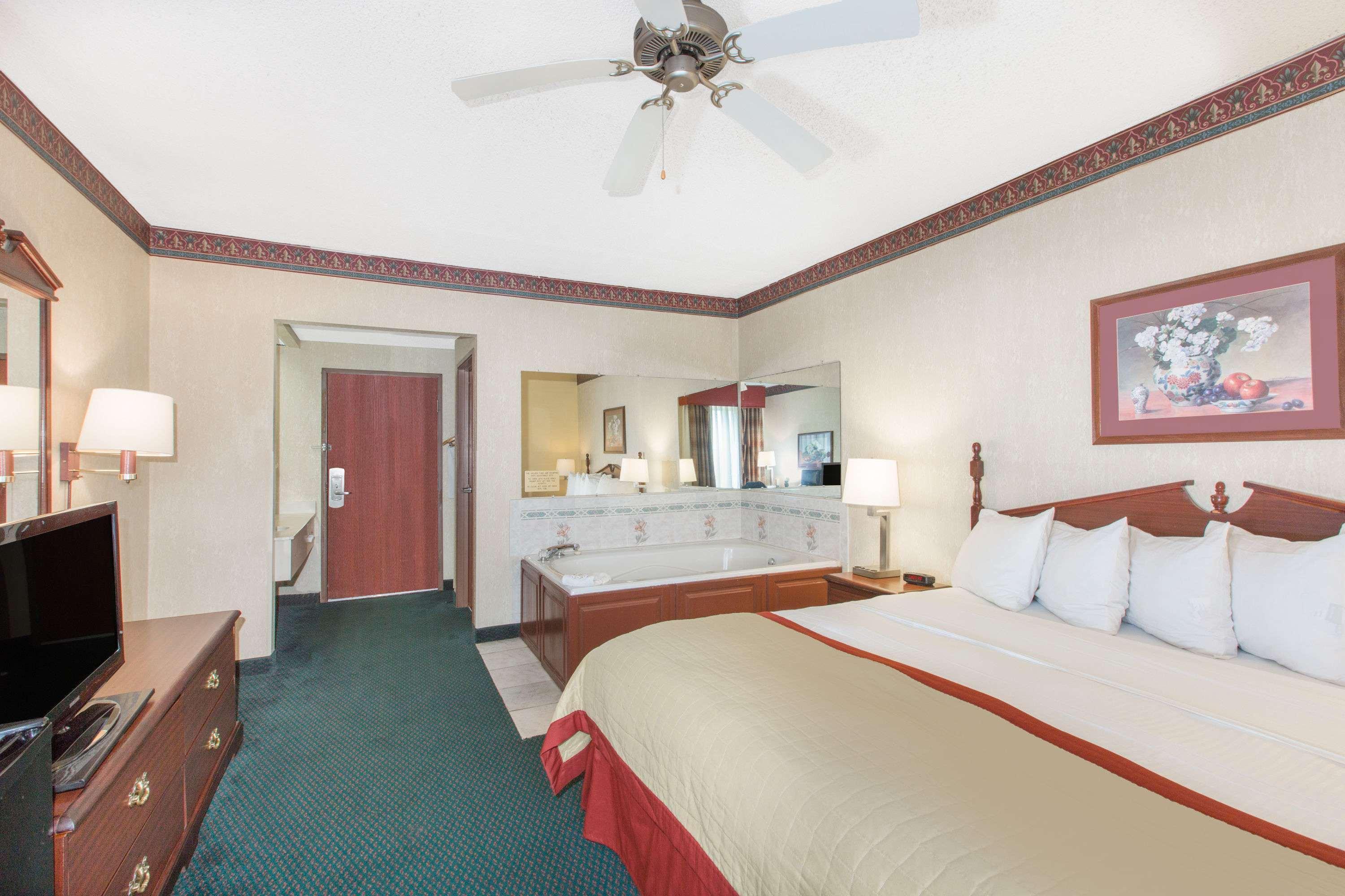 Hotel Baymont By Wyndham Jonesboro Esterno foto