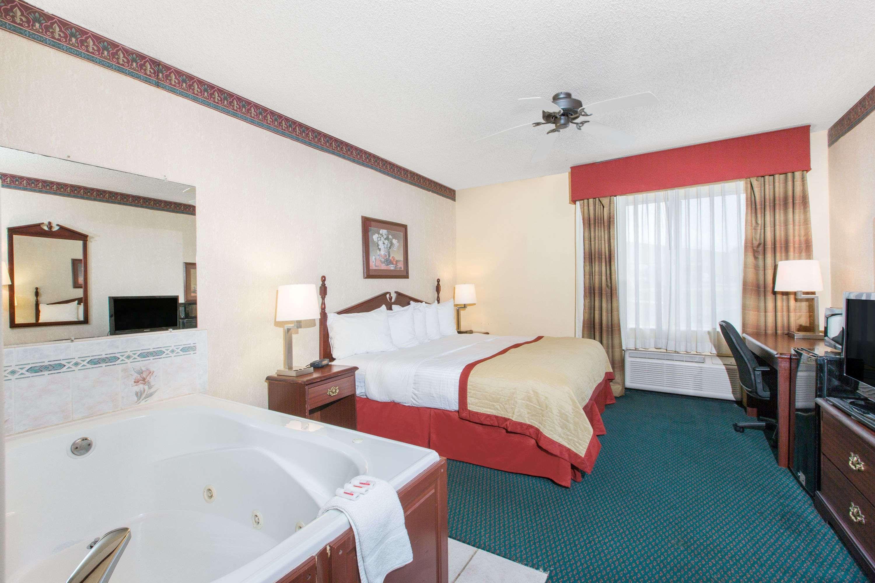 Hotel Baymont By Wyndham Jonesboro Esterno foto