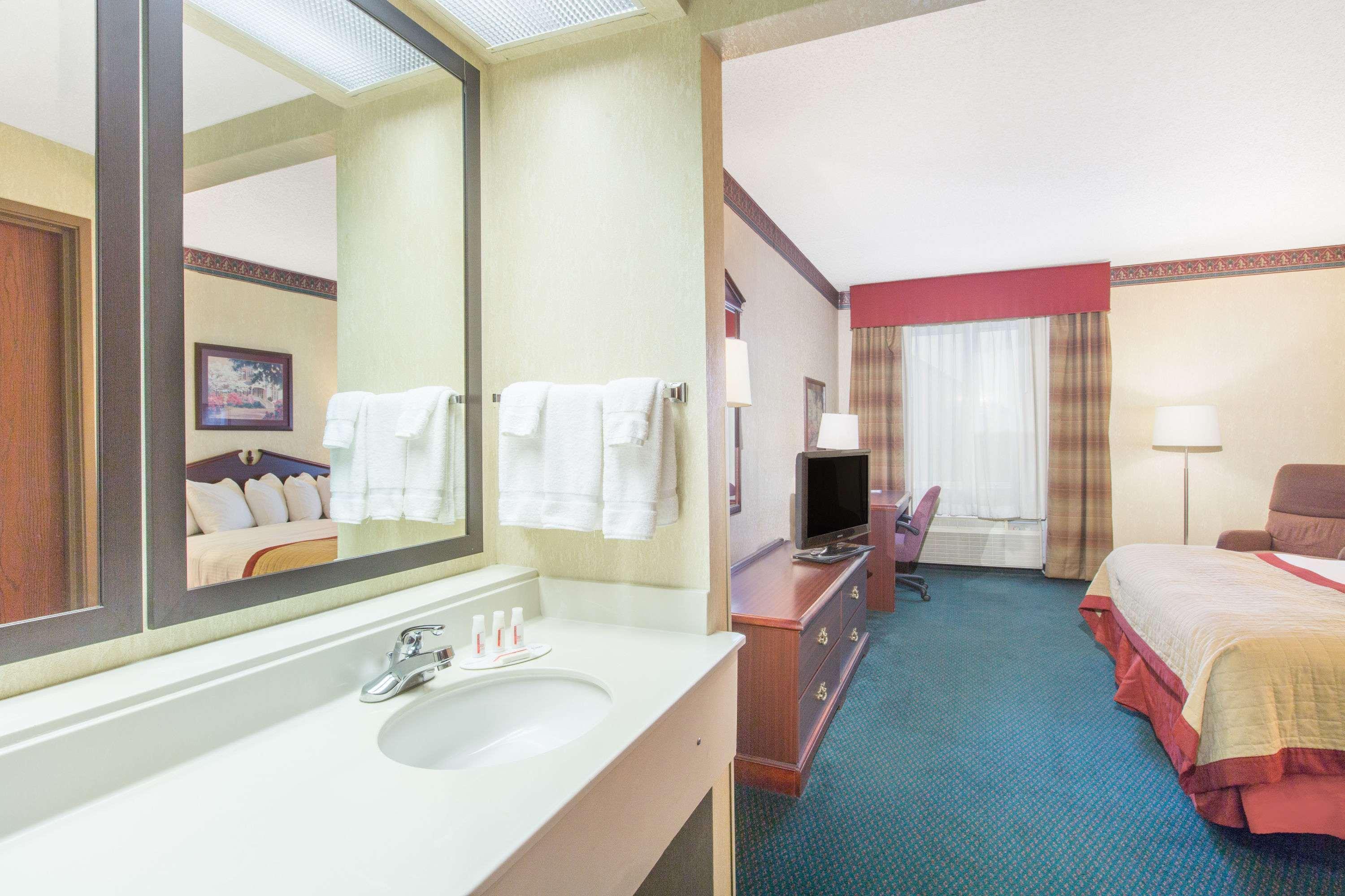 Hotel Baymont By Wyndham Jonesboro Esterno foto