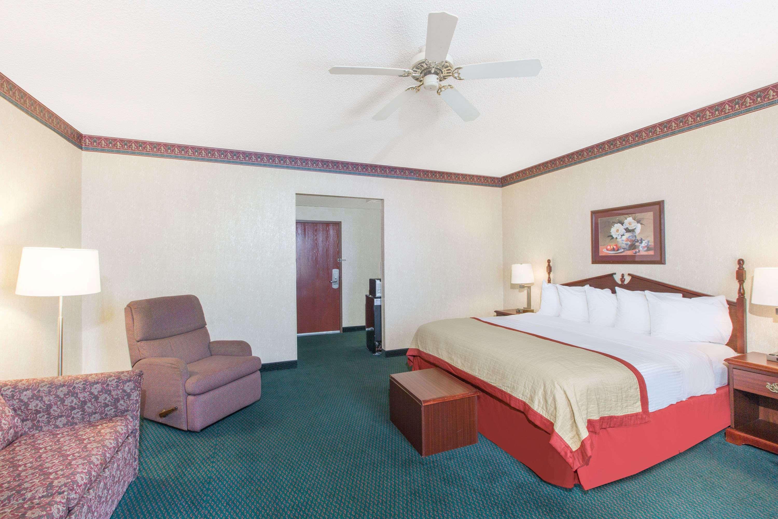 Hotel Baymont By Wyndham Jonesboro Esterno foto