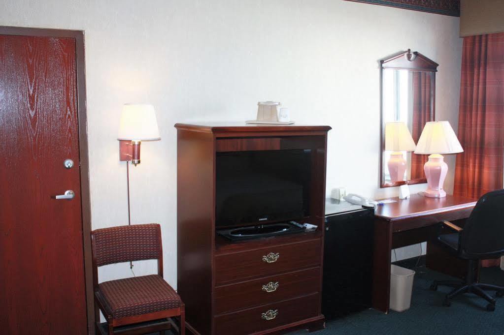 Hotel Baymont By Wyndham Jonesboro Esterno foto